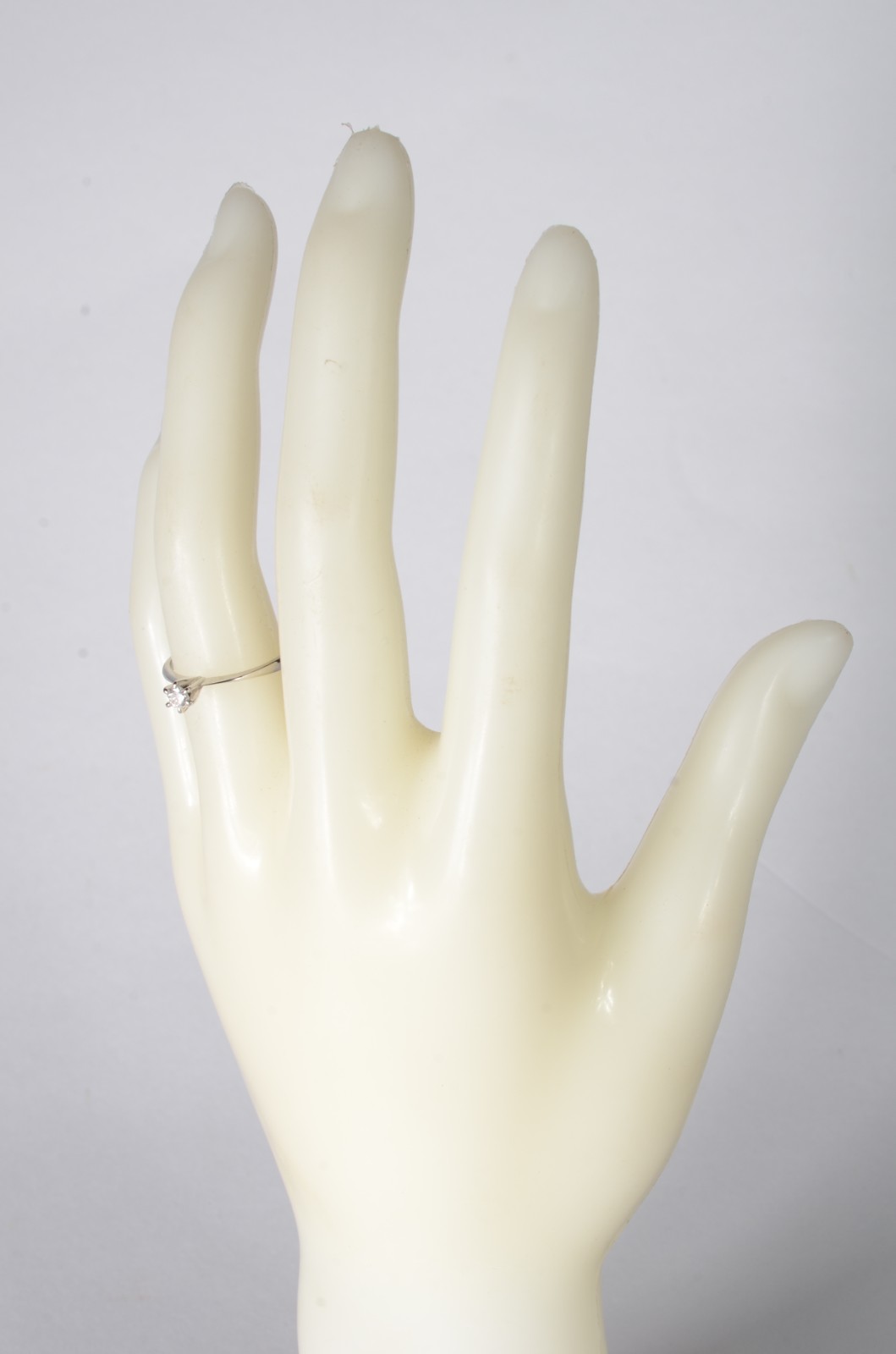Solitário de platina com um brilhante de 0,15 ct, aro 14. (Por... - foto 6 de 6