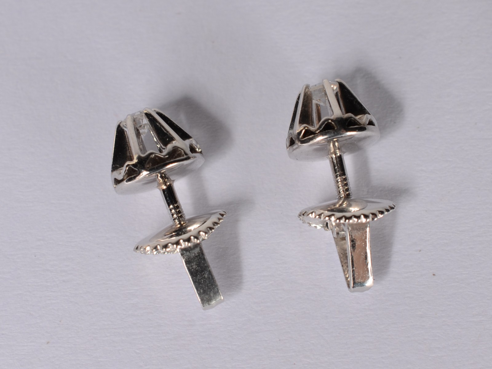 Par de brincos de ouro branco com brilhantes de 0,12 ct cada. (Por... - foto 1 de 5