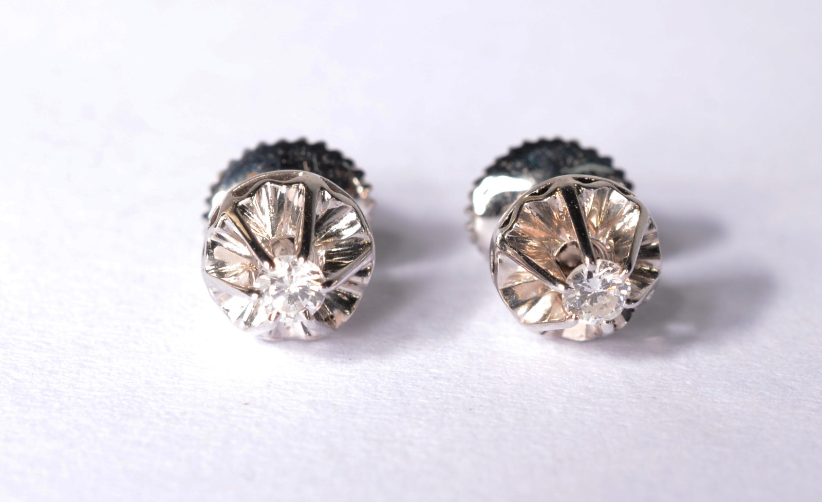 Par de brincos de ouro branco com brilhantes de 0,12 ct cada. (Por... - foto 2 de 5