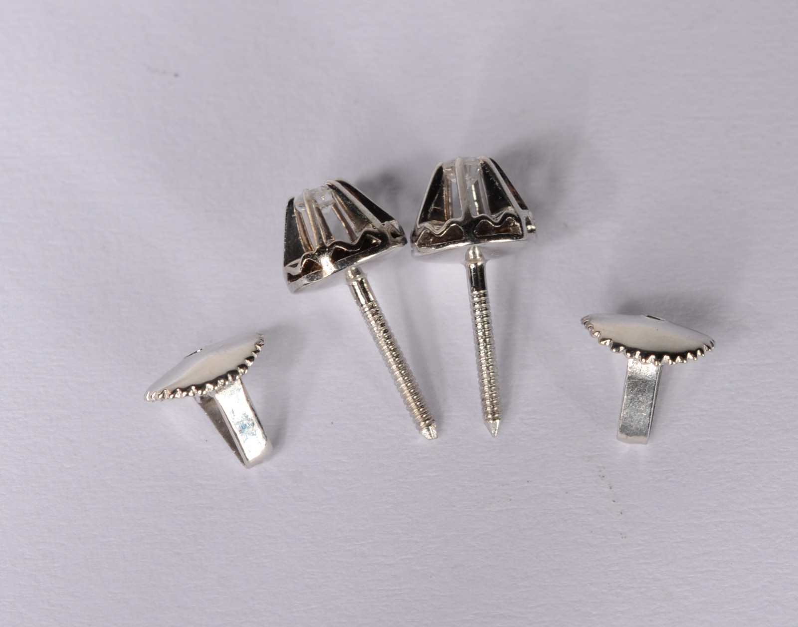 Par de brincos de ouro branco com brilhantes de 0,12 ct cada. (Por... - foto 3 de 5