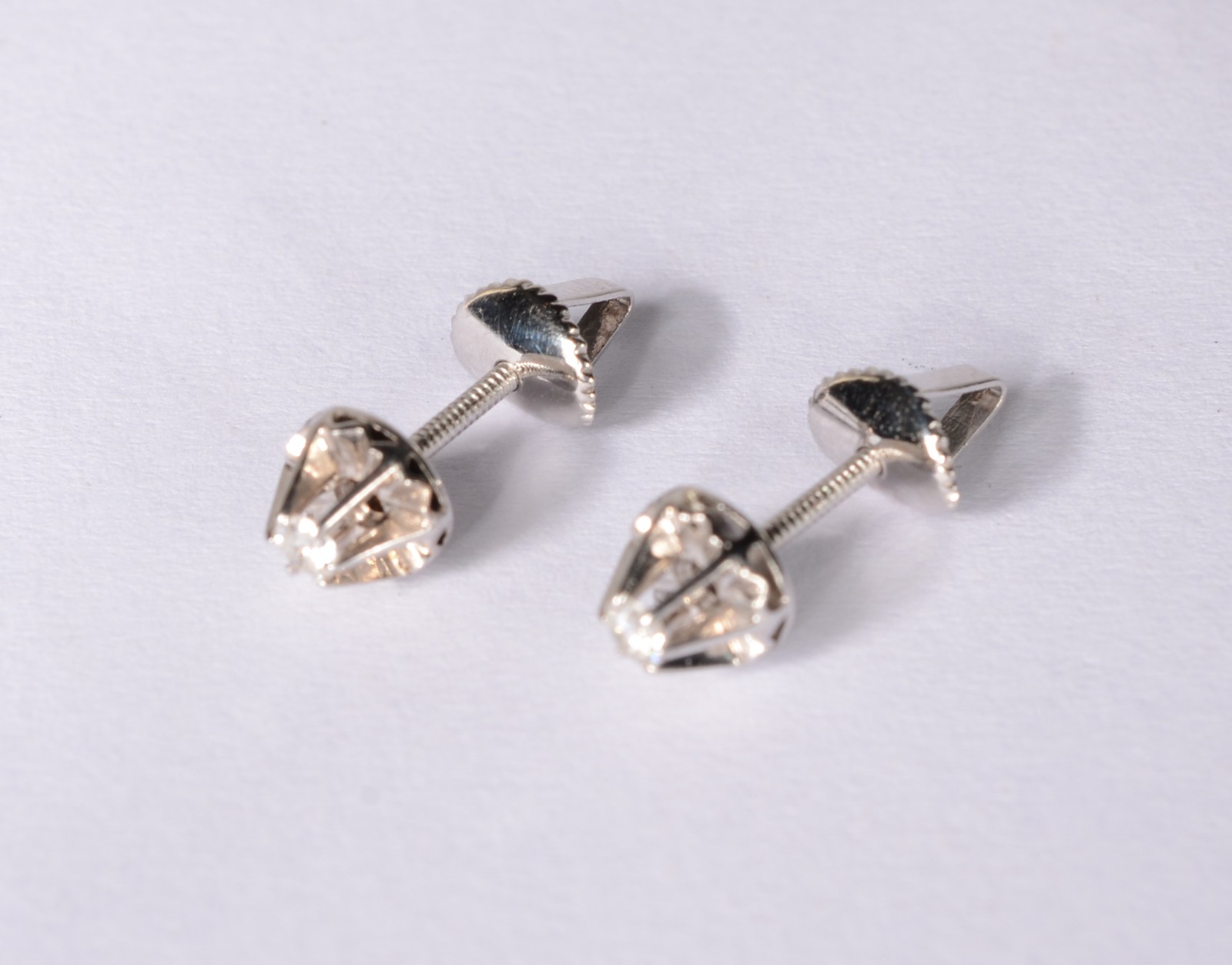 Par de brincos de ouro branco com brilhantes de 0,12 ct cada. (Por... - foto 4 de 5