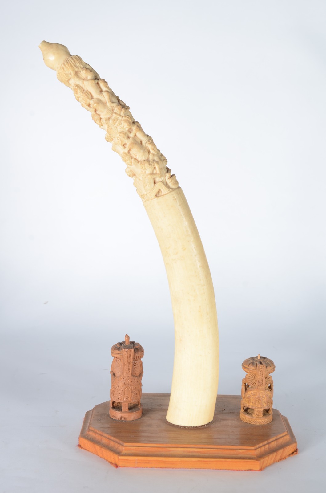 Presa de marfim africano com figuras típicas entalhadas, base de... - foto 2 de 9