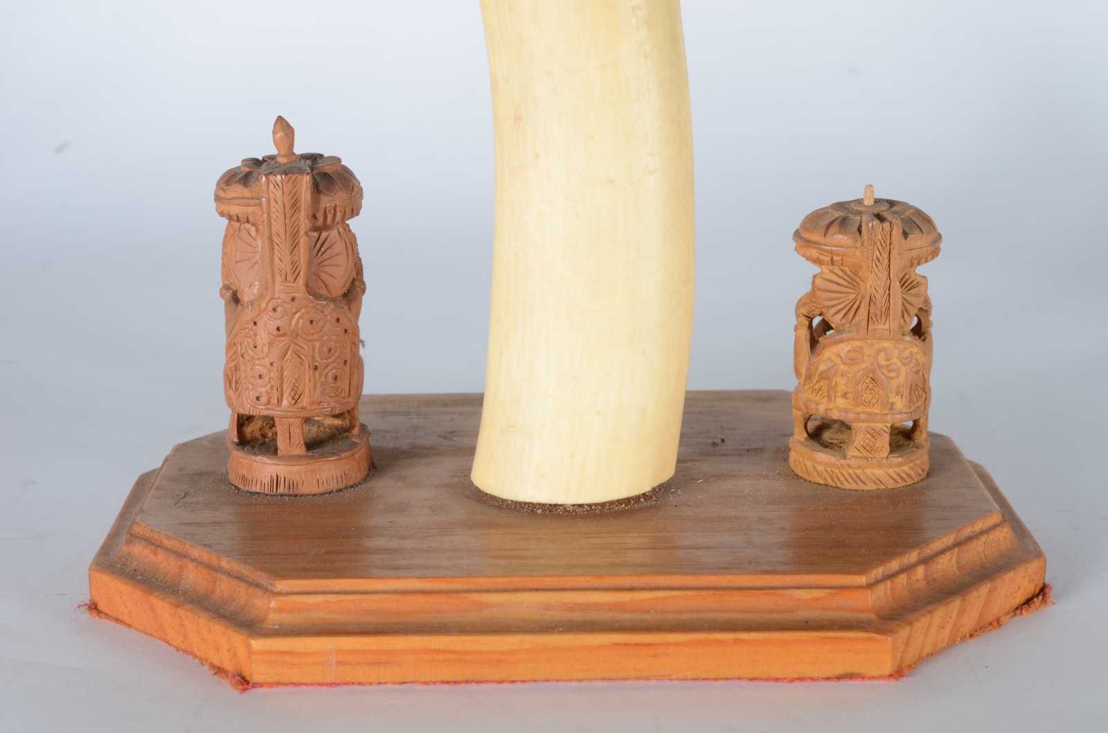 Presa de marfim africano com figuras típicas entalhadas, base de... - foto 3 de 9