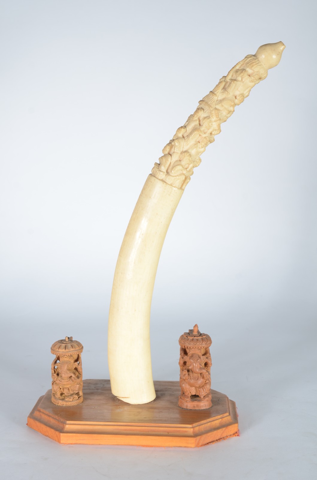 Presa de marfim africano com figuras típicas entalhadas, base de... - foto 1 de 9