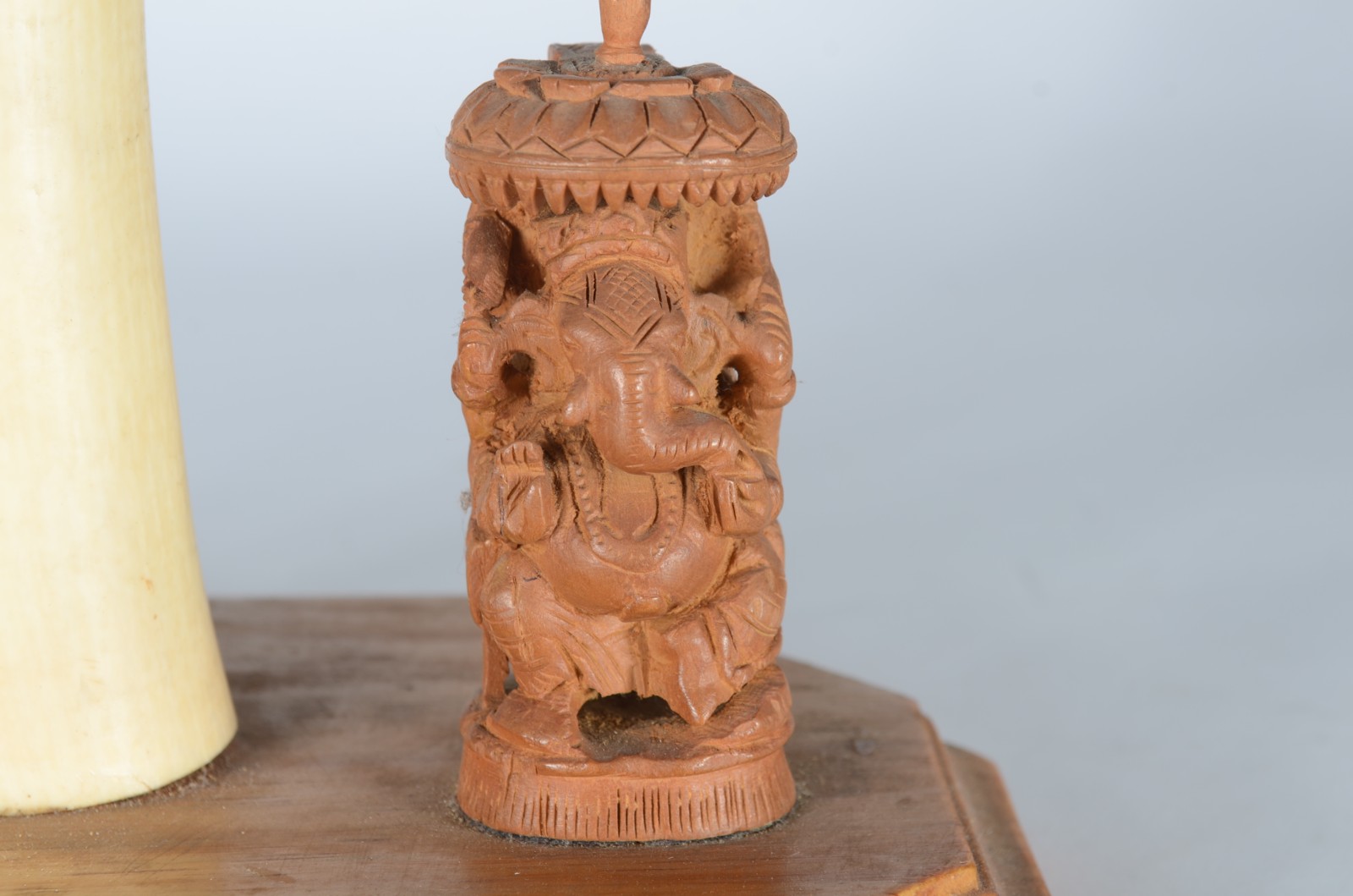 Presa de marfim africano com figuras típicas entalhadas, base de... - foto 7 de 9