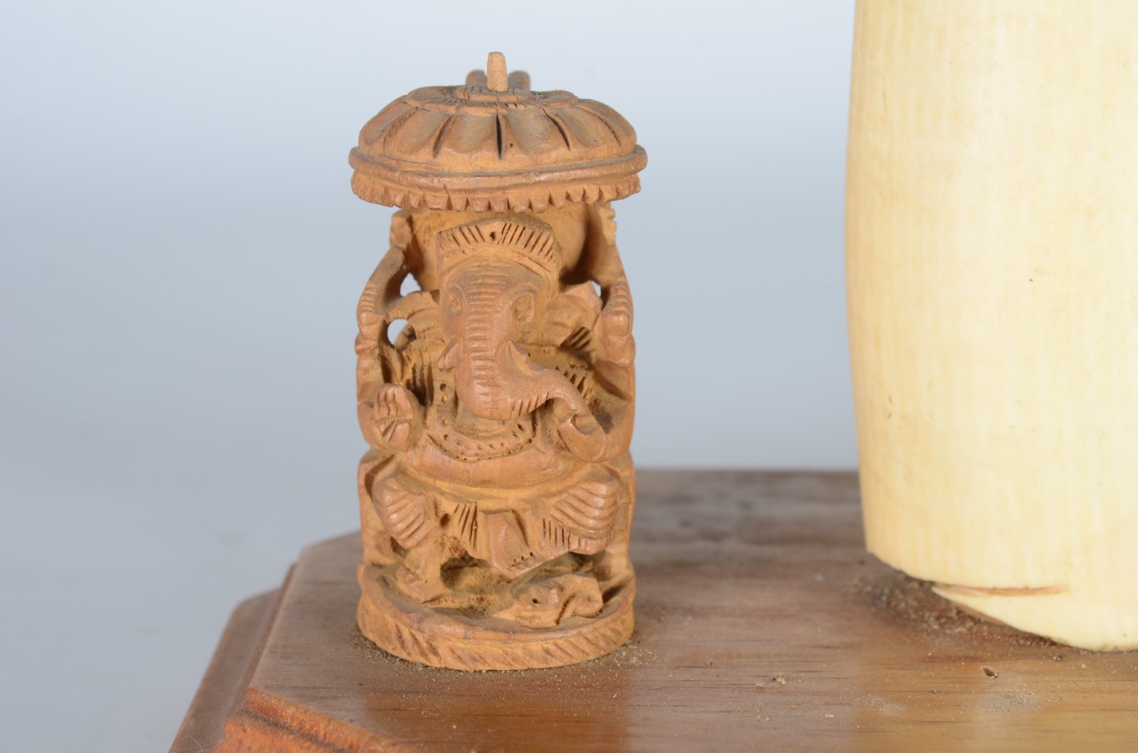 Presa de marfim africano com figuras típicas entalhadas, base de... - foto 8 de 9