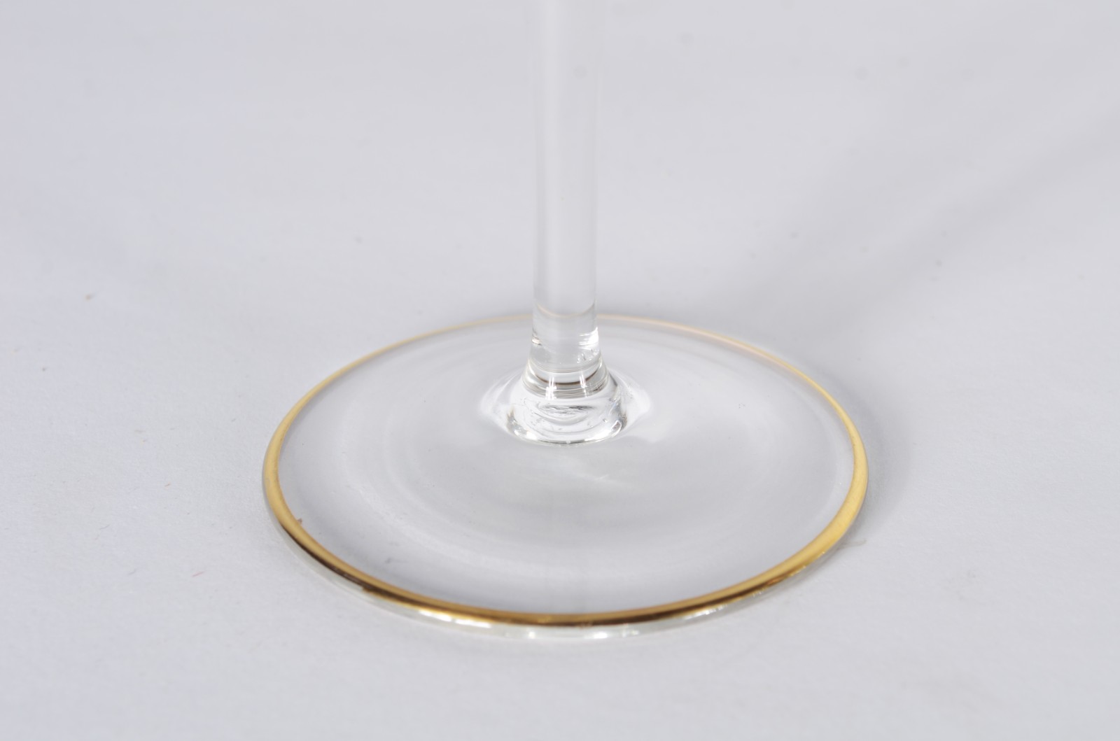 Elegante serviço de cristal tcheco, borda com tarja dourada lavrada... - foto 9 de 9
