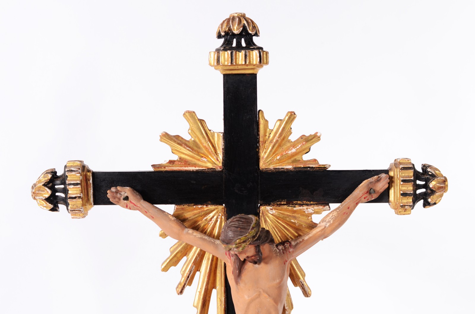 Crucifixo de madeira nobre com figura de Cristo entalhada e... - foto 3 de 6