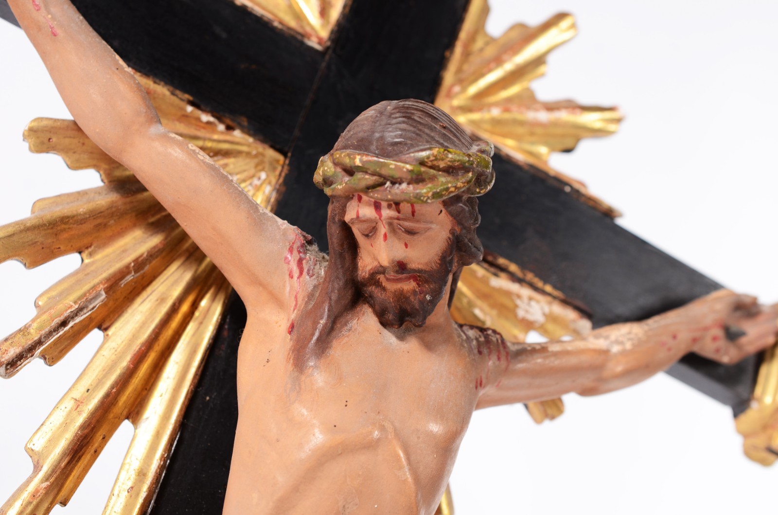 Crucifixo de madeira nobre com figura de Cristo entalhada e... - foto 4 de 6