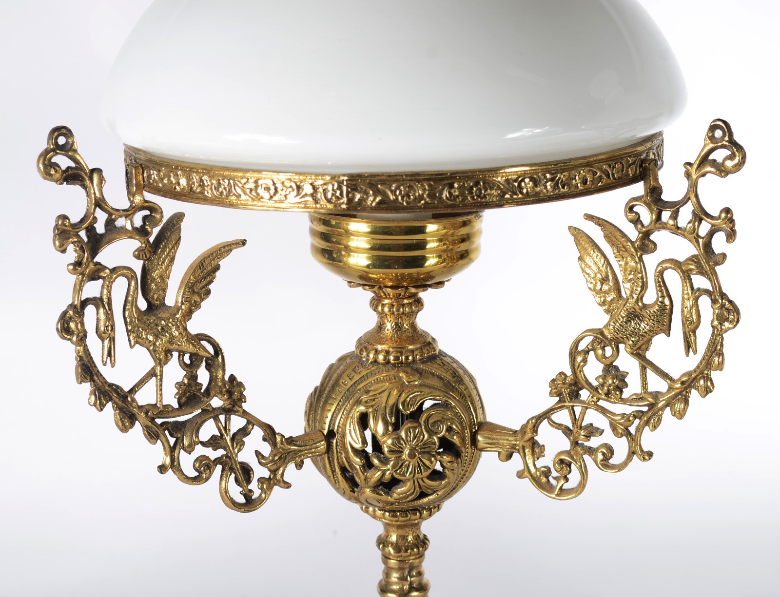 Par de abatjoures de metal dourado trabalhado, cúpulas de vidro... - foto 2 de 6