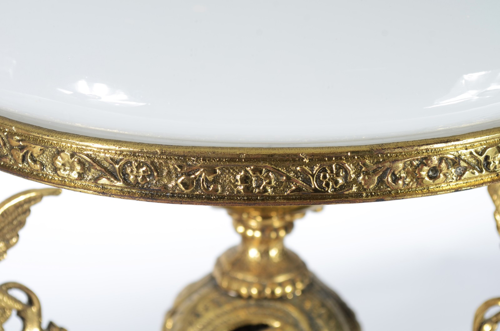 Par de abatjoures de metal dourado trabalhado, cúpulas de vidro... - foto 3 de 6