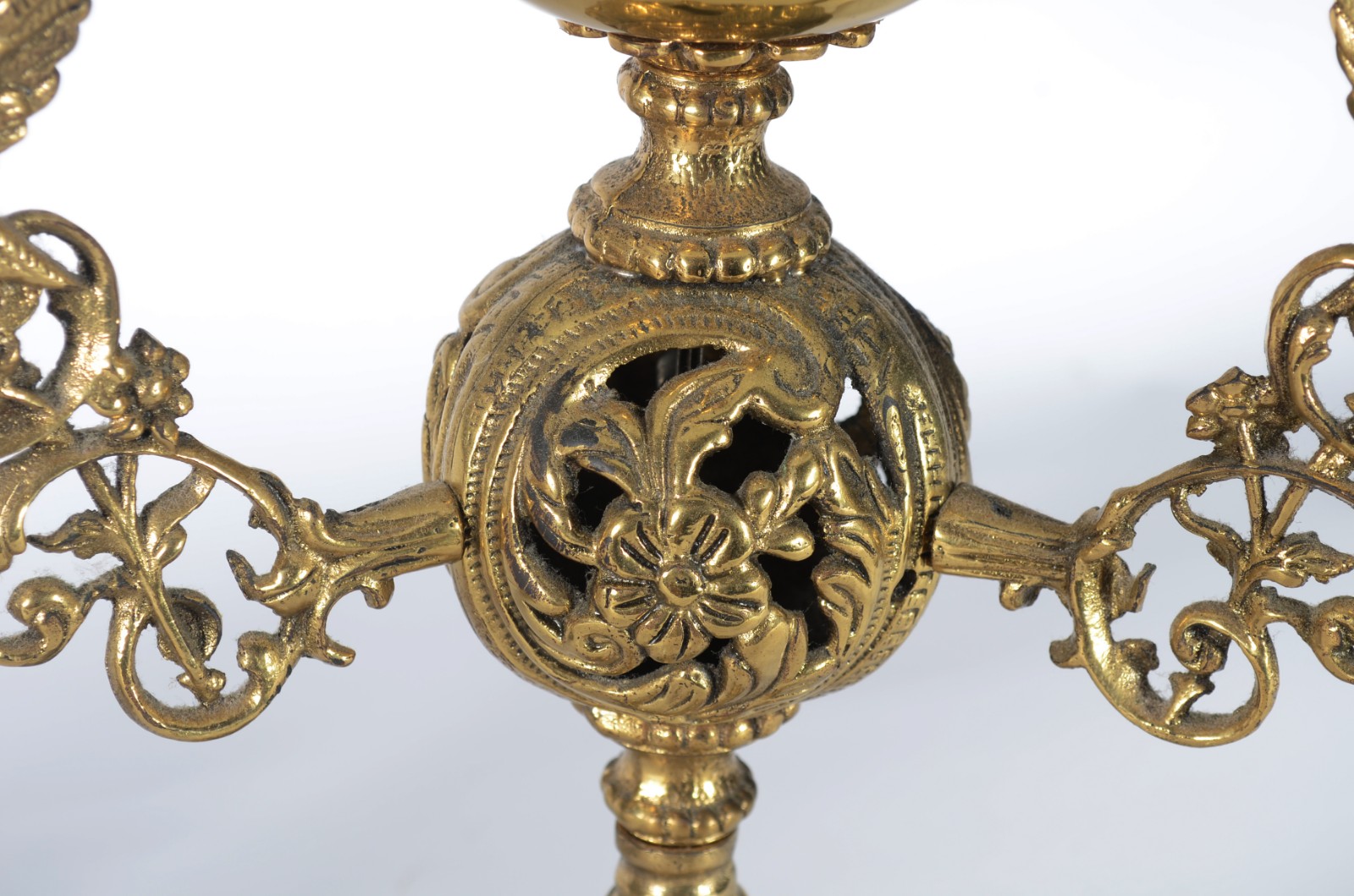 Par de abatjoures de metal dourado trabalhado, cúpulas de vidro... - foto 4 de 6