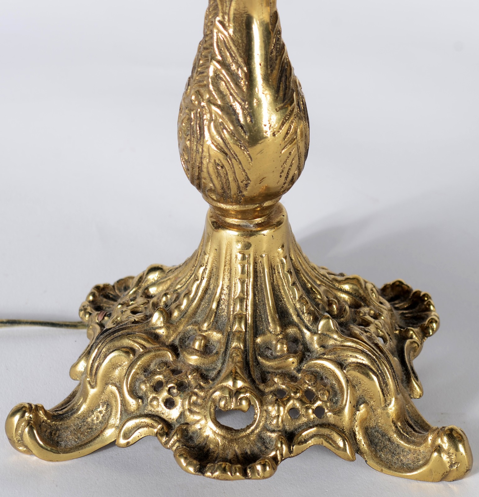 Par de abatjoures de metal dourado trabalhado, cúpulas de vidro... - foto 6 de 6