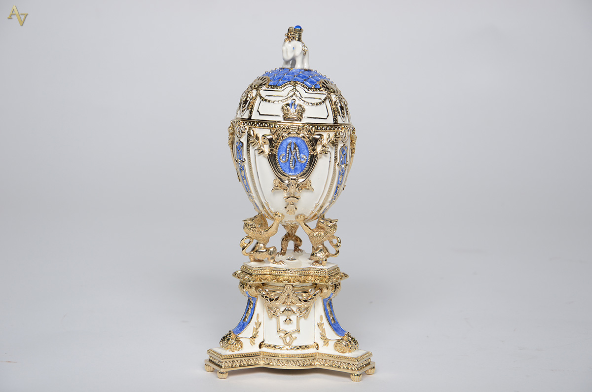 Ovo de metal e esmaltes branco e azul, ao gosto "Fabergé"... - foto 1 de 3