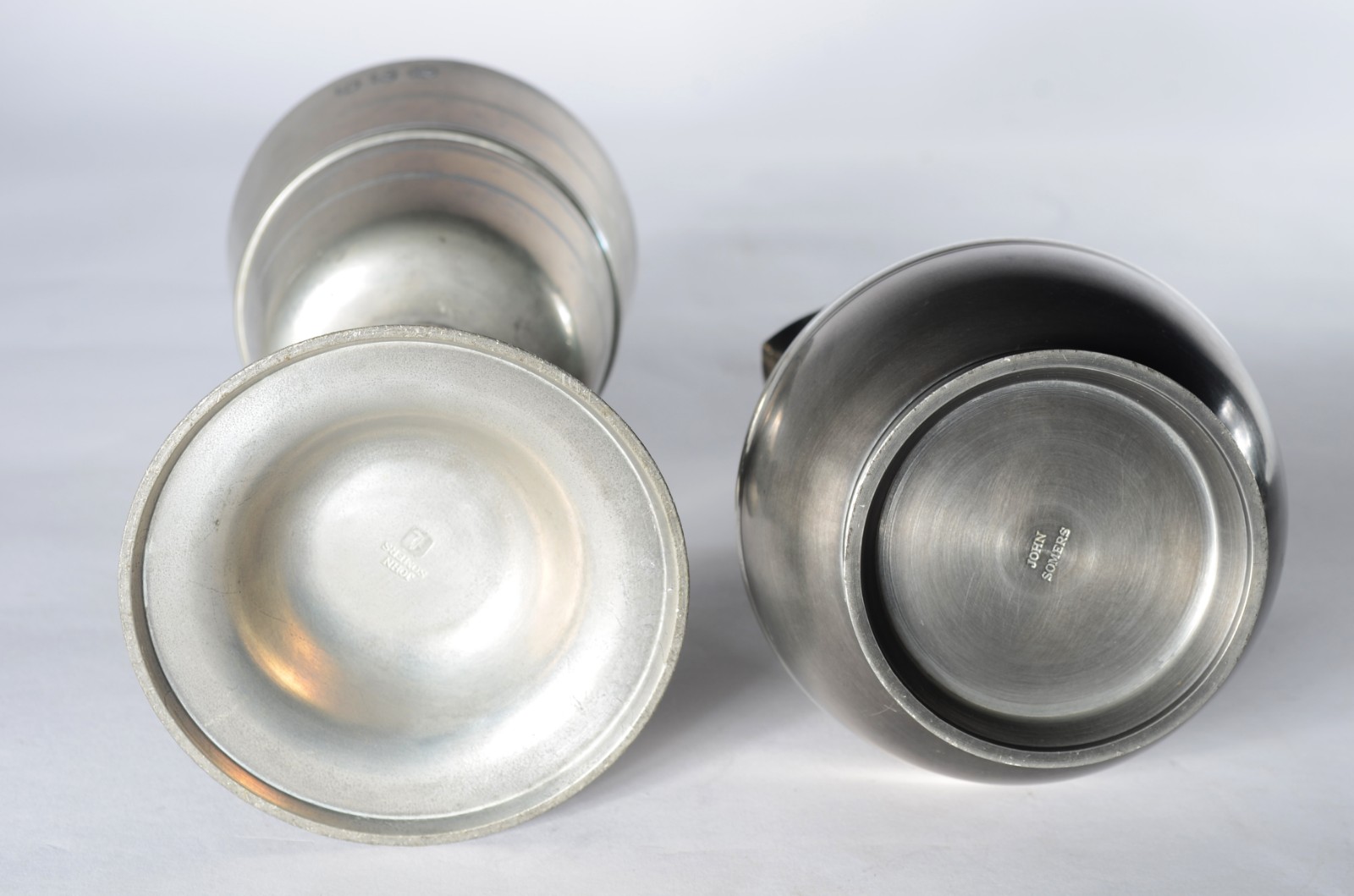 Diversas peças de estanho, sendo: poncheira com concha, 4 jarras... - foto 3 de 8