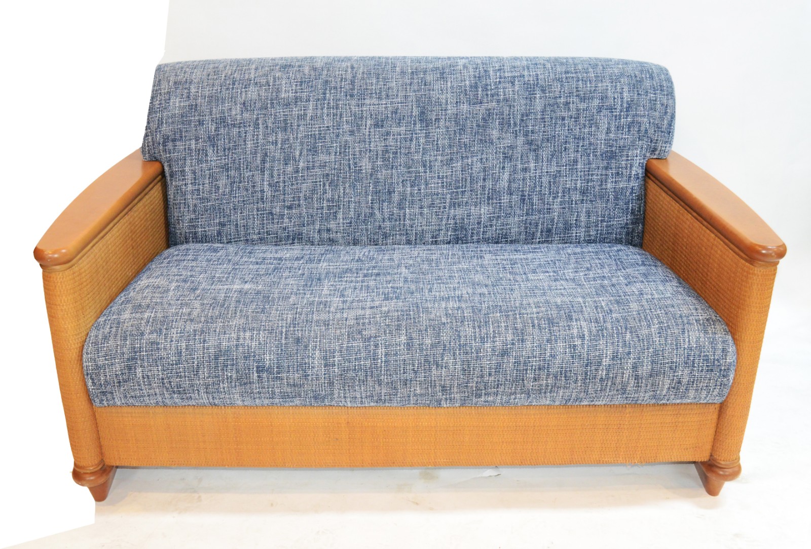 Sofá de madeira clara, estofado e forrado em tecido azul mesclado. - foto 2 de 4