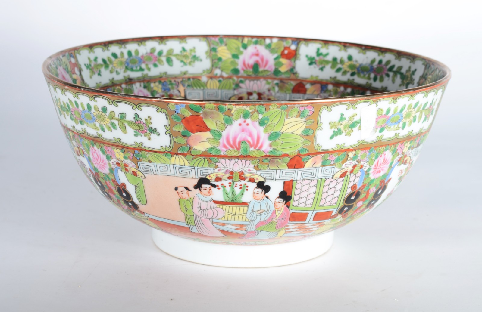 Bowl de porcelana chinesa decorada com figuras e flores em policromia. - foto 1 de 6