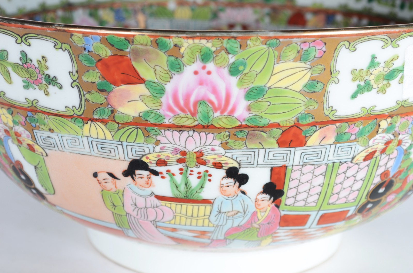 Bowl de porcelana chinesa decorada com figuras e flores em policromia. - foto 2 de 6