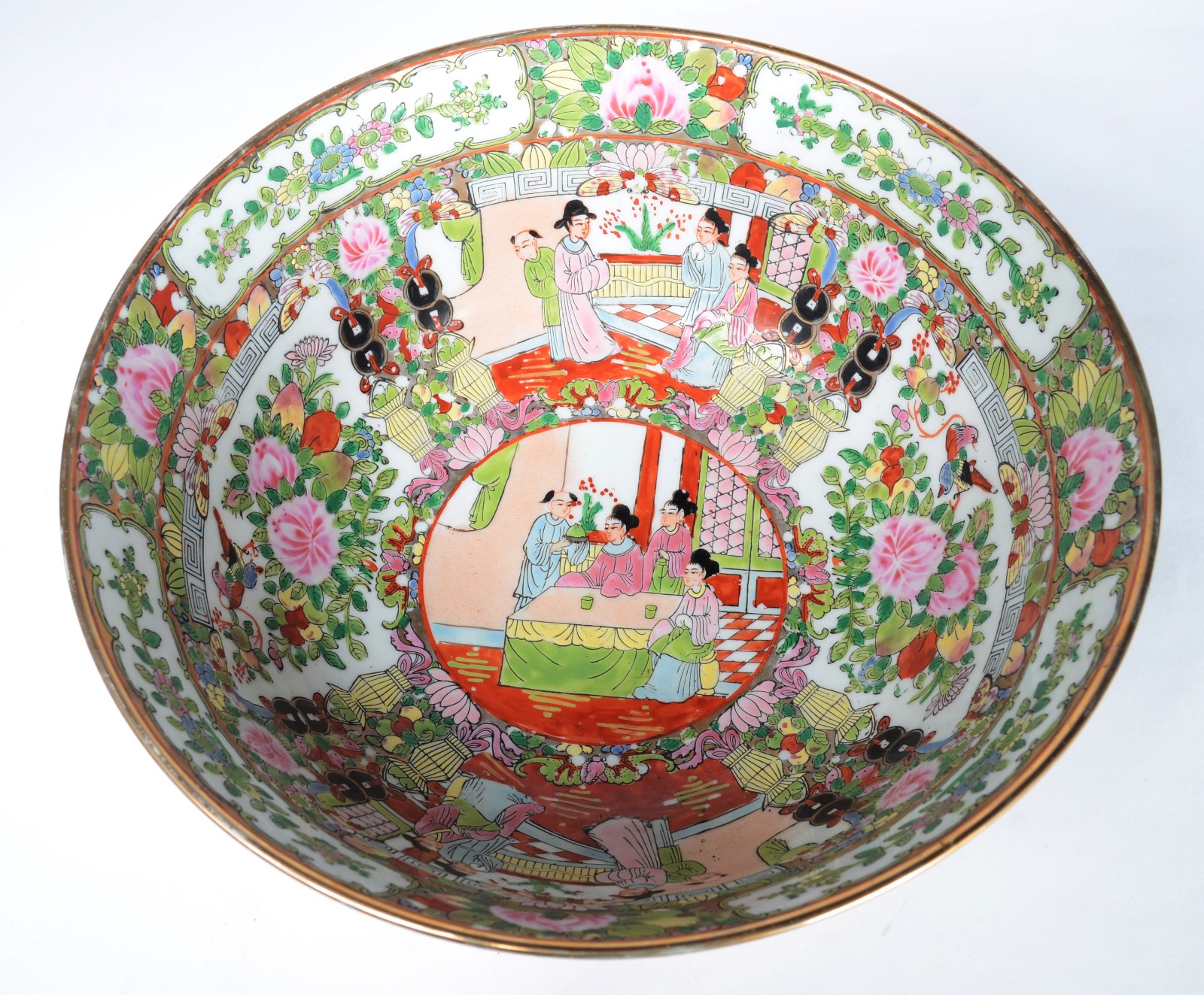 Bowl de porcelana chinesa decorada com figuras e flores em policromia. - foto 3 de 6