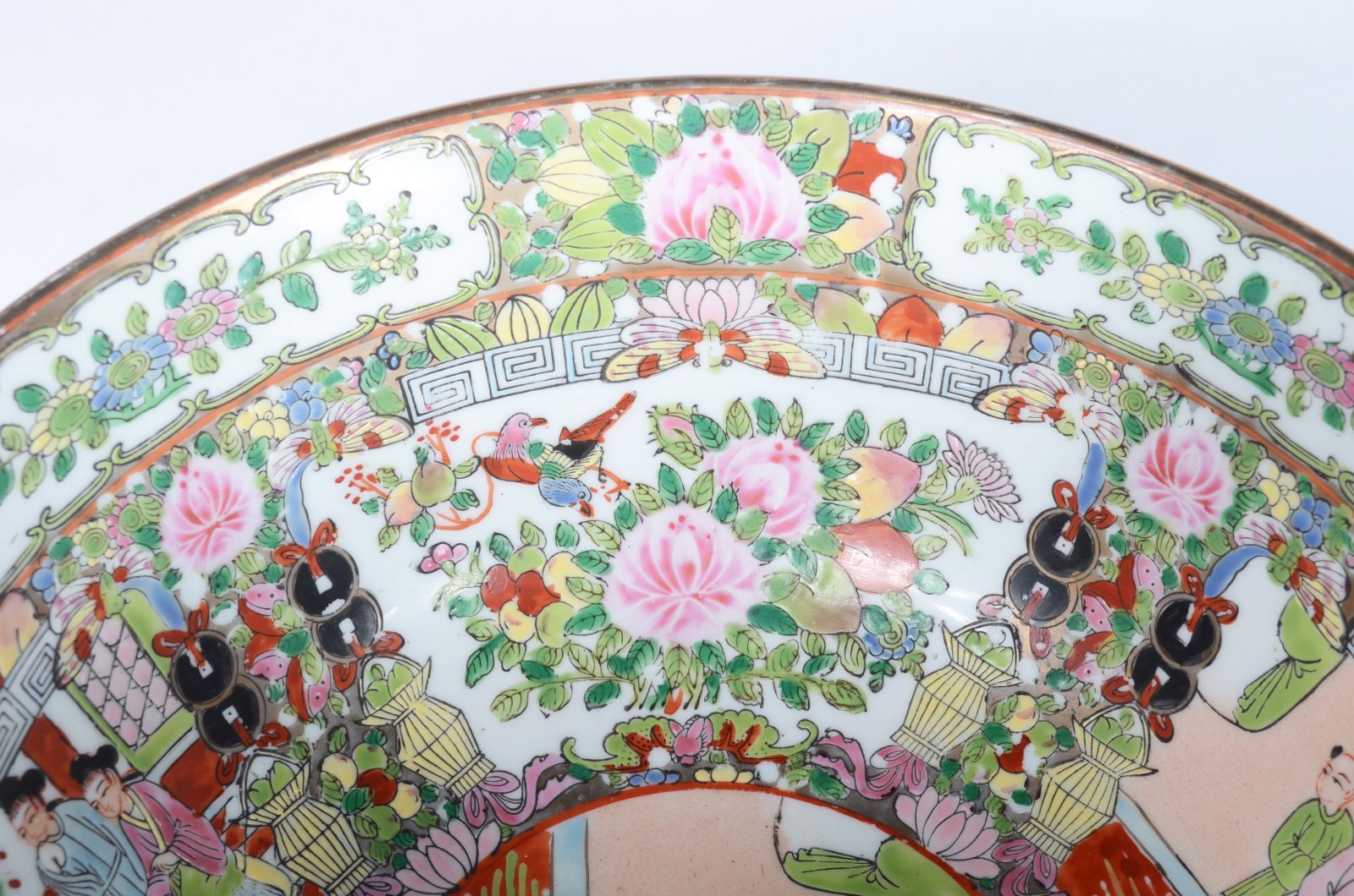 Bowl de porcelana chinesa decorada com figuras e flores em policromia. - foto 4 de 6