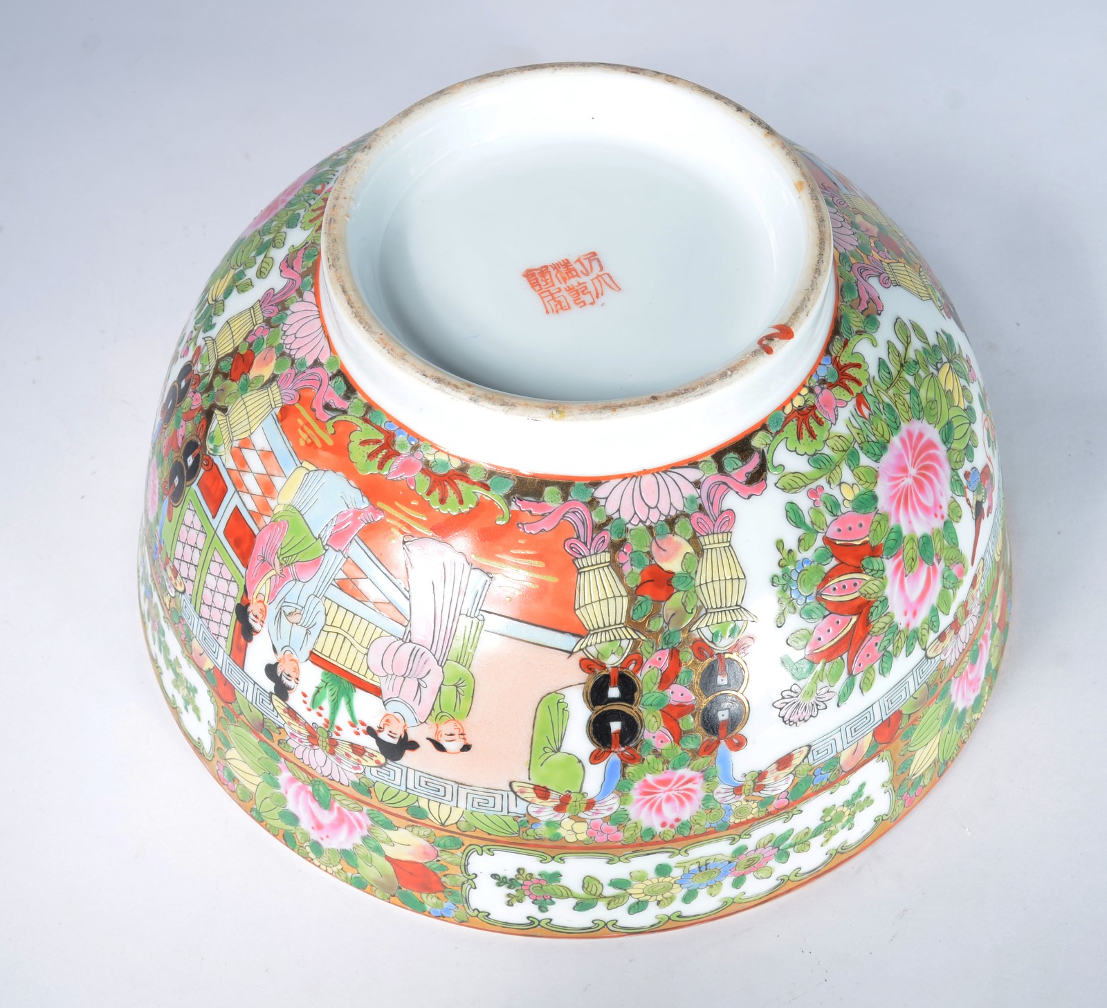 Bowl de porcelana chinesa decorada com figuras e flores em policromia. - foto 5 de 6