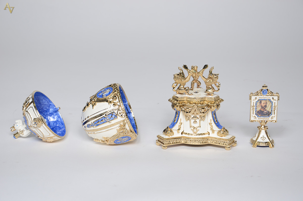 Ovo de metal e esmaltes branco e azul, ao gosto "Fabergé"... - foto 2 de 3