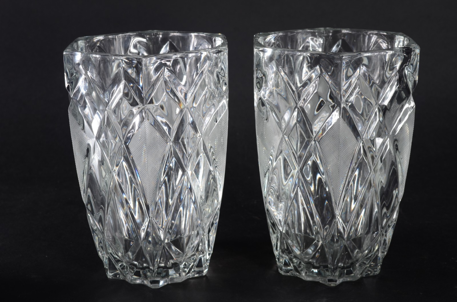 Tres peças de cristal lapidado, sendo: par de vasos franceses; e... - foto 2 de 10