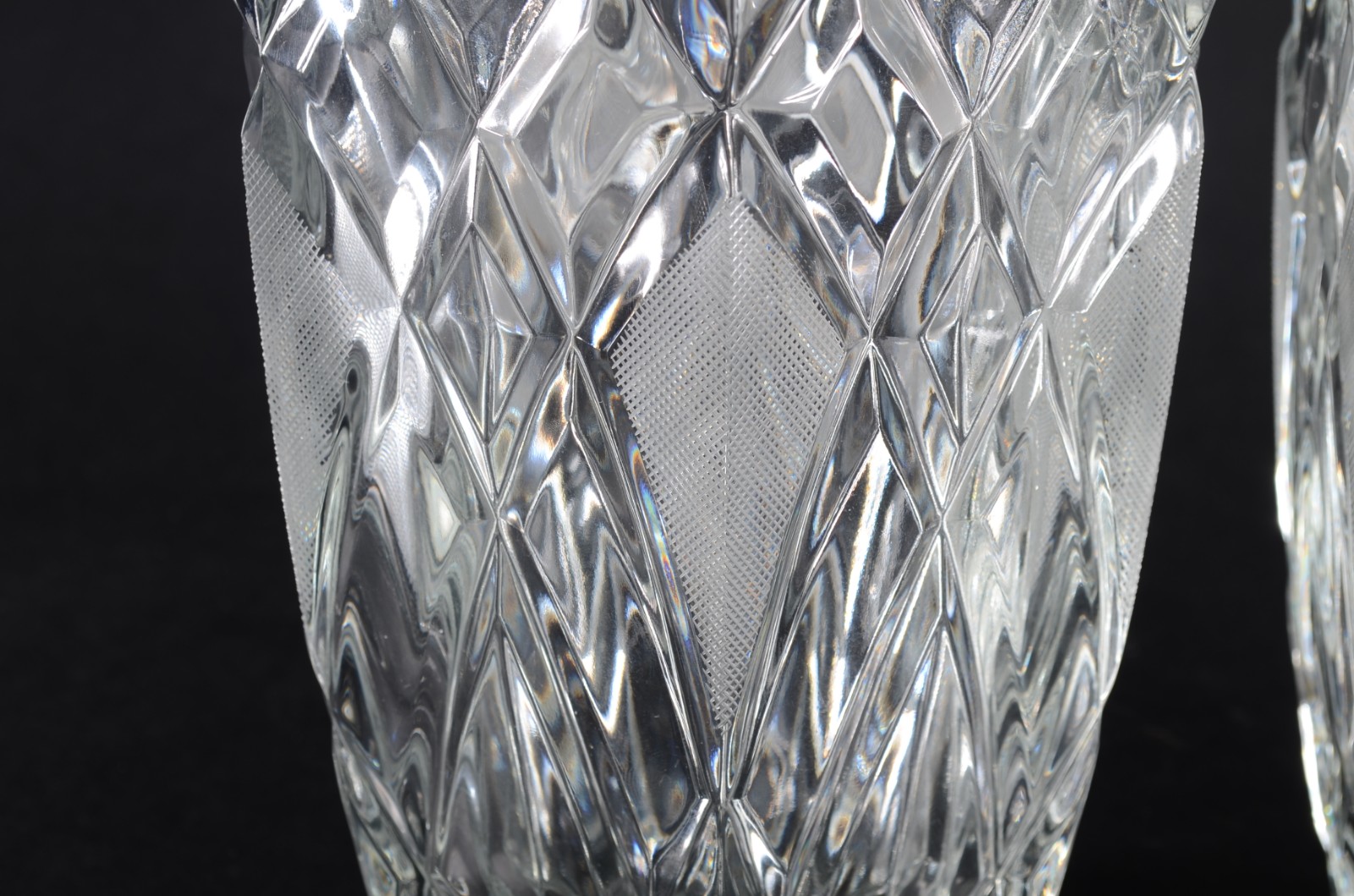 Tres peças de cristal lapidado, sendo: par de vasos franceses; e... - foto 3 de 10