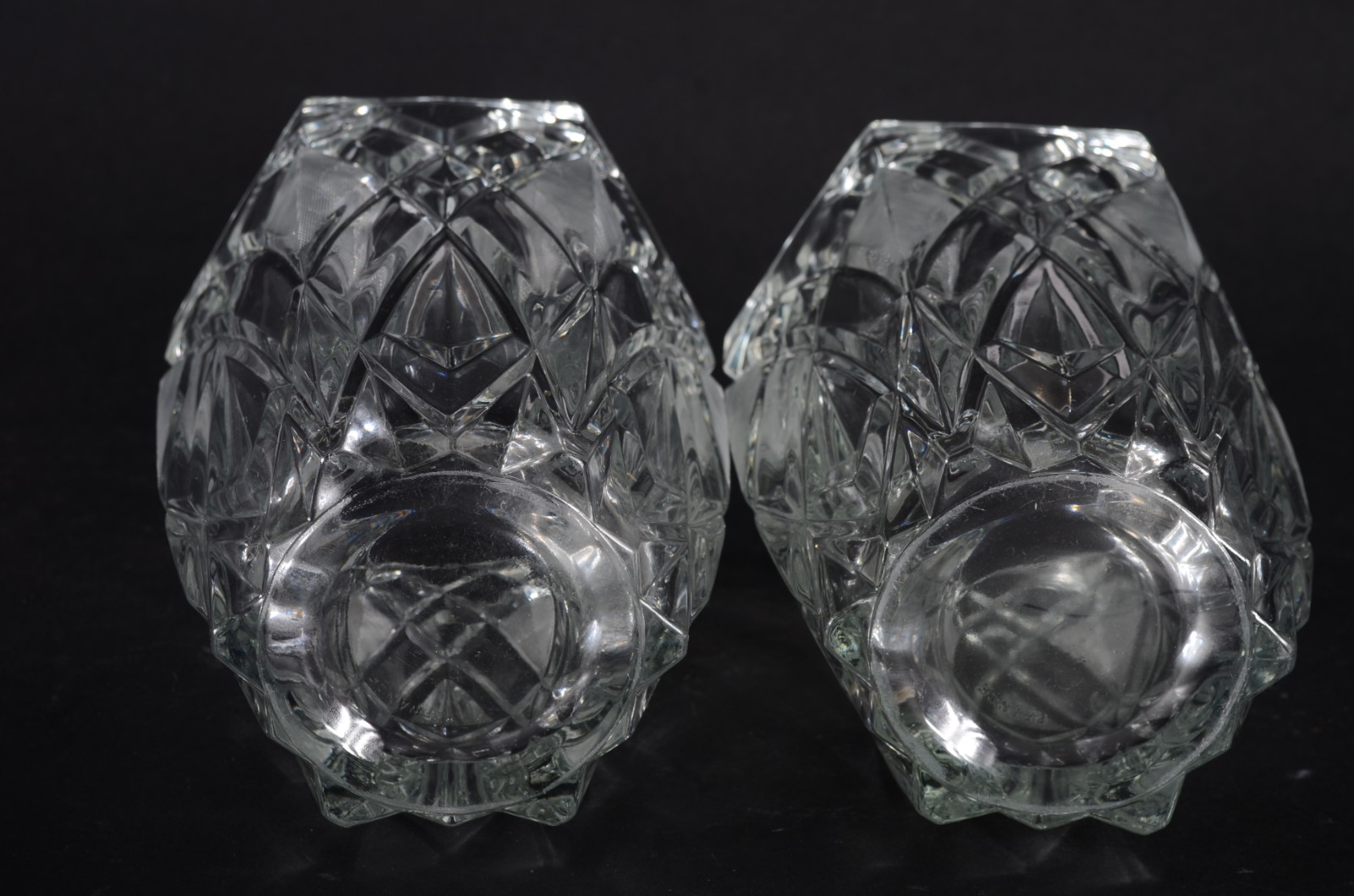 Tres peças de cristal lapidado, sendo: par de vasos franceses; e... - foto 4 de 10