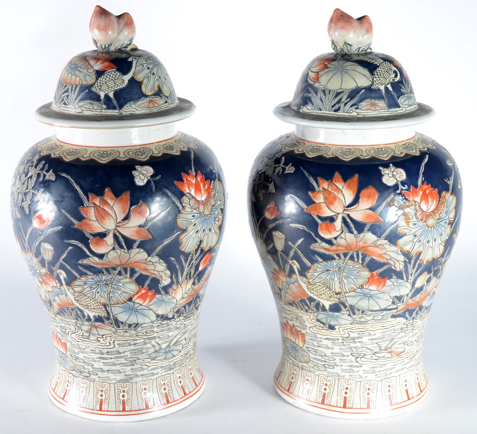 Par de potiches de porcelana oriental decorados com flores na cor... - foto 1 de 10