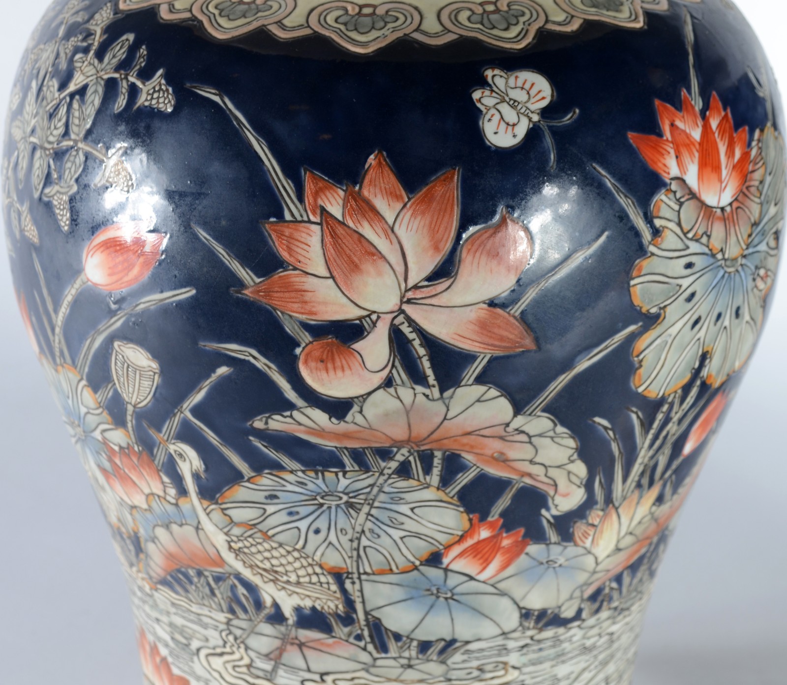 Par de potiches de porcelana oriental decorados com flores na cor... - foto 2 de 10
