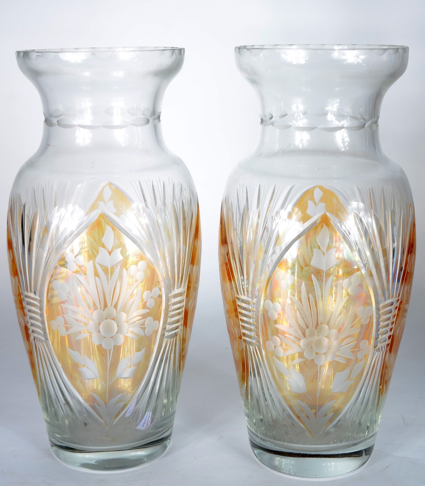 Par de vasos de cristal lapidado com detalhes em doublé amarelo. - foto 1 de 4