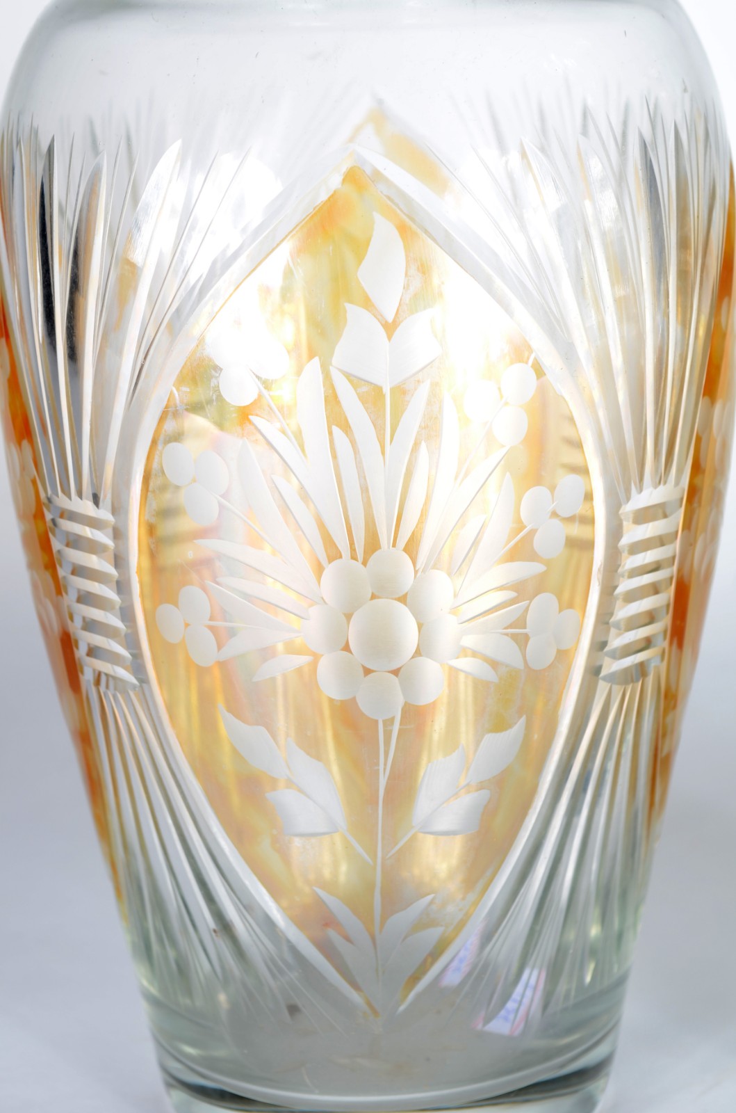 Par de vasos de cristal lapidado com detalhes em doublé amarelo. - foto 2 de 4