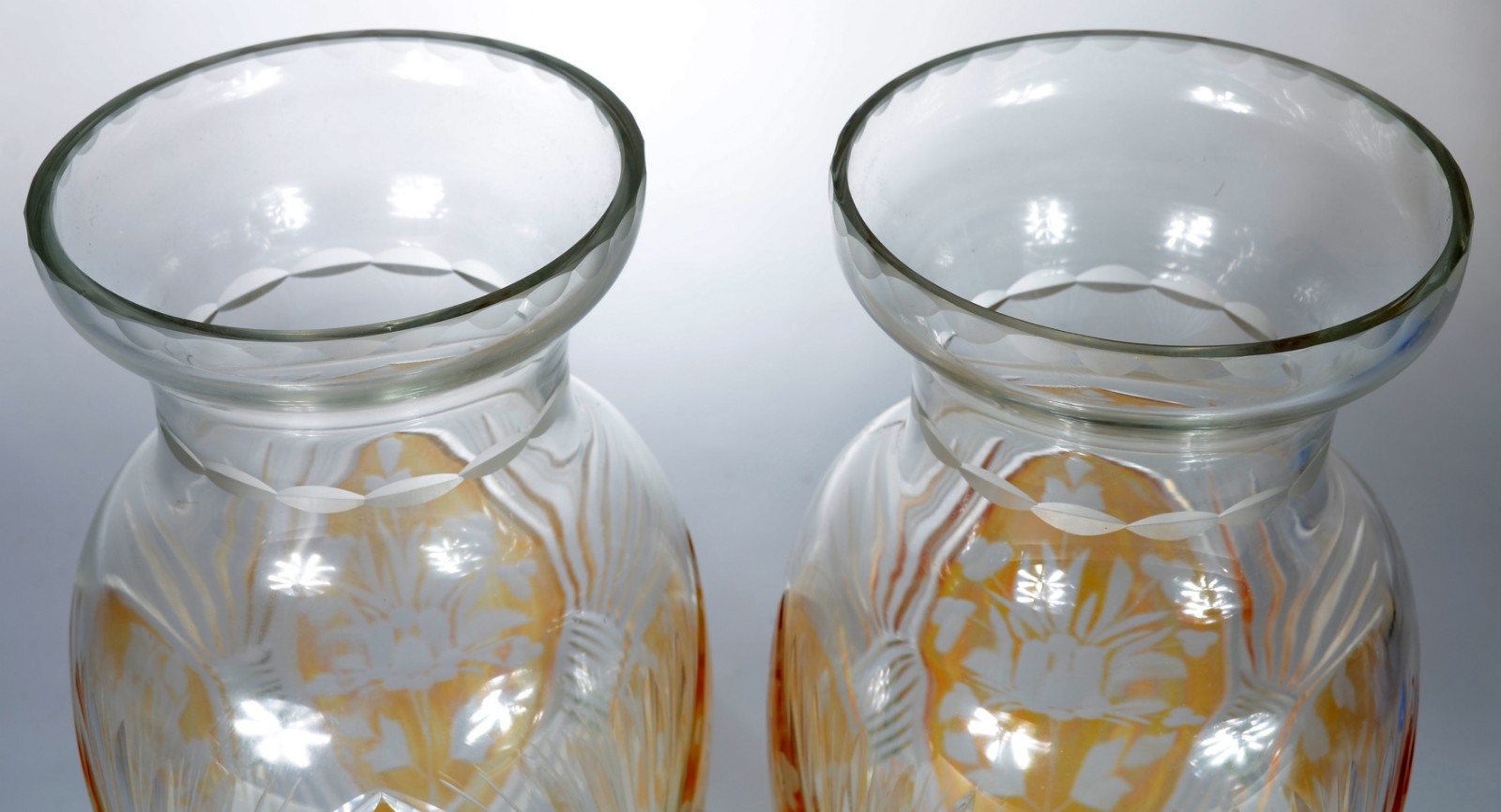 Par de vasos de cristal lapidado com detalhes em doublé amarelo. - foto 3 de 4