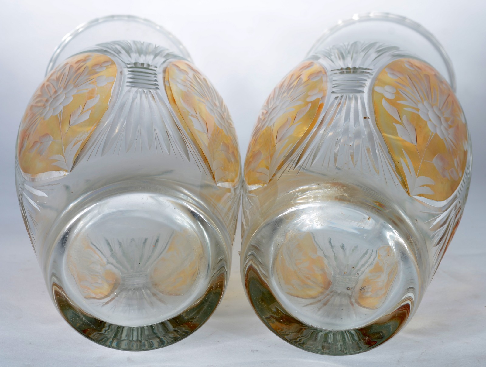 Par de vasos de cristal lapidado com detalhes em doublé amarelo. - foto 4 de 4