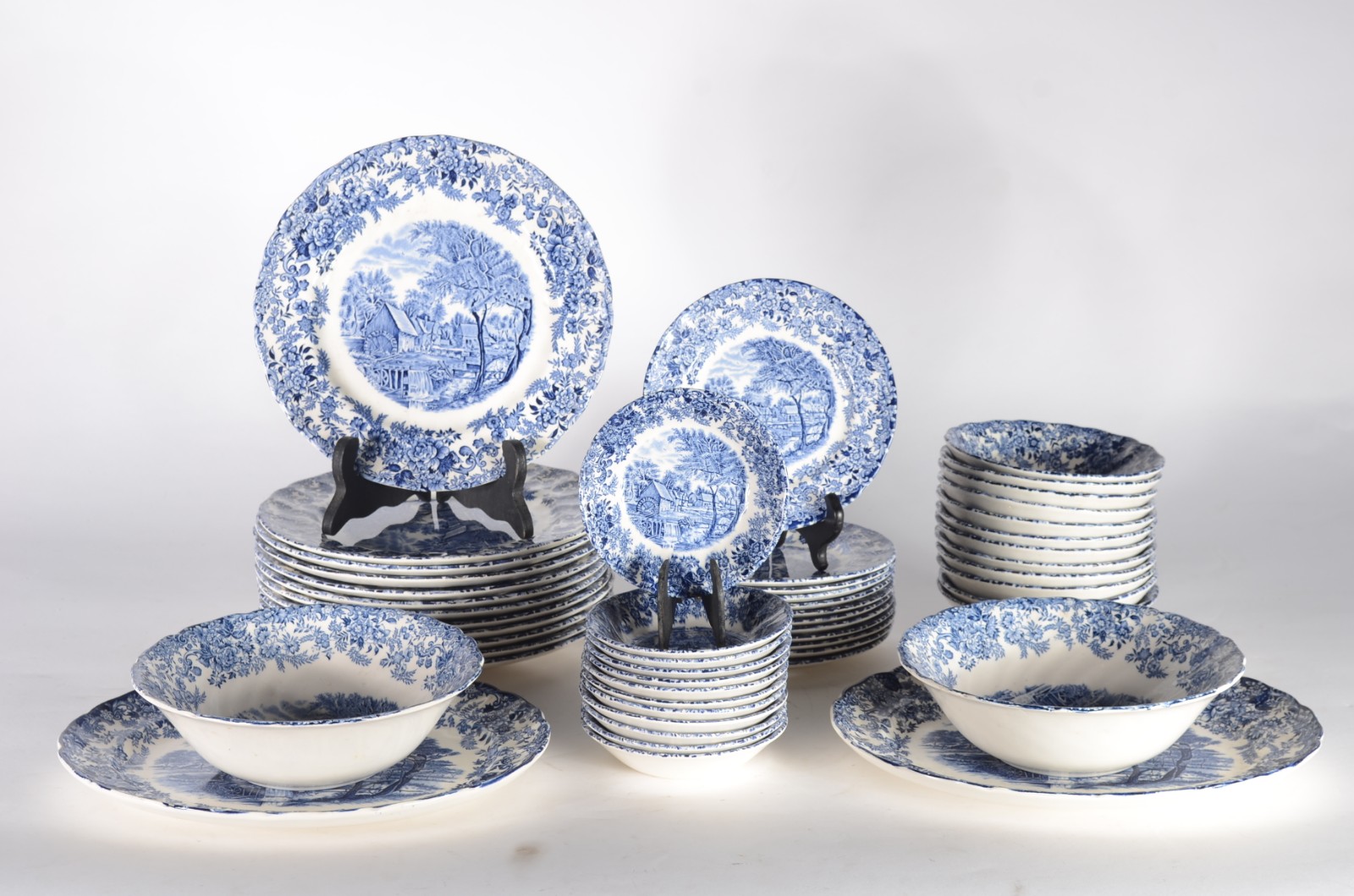 Serviço de jantar de faiança inglesa azul e branca, composto de: 12... - foto 1 de 5