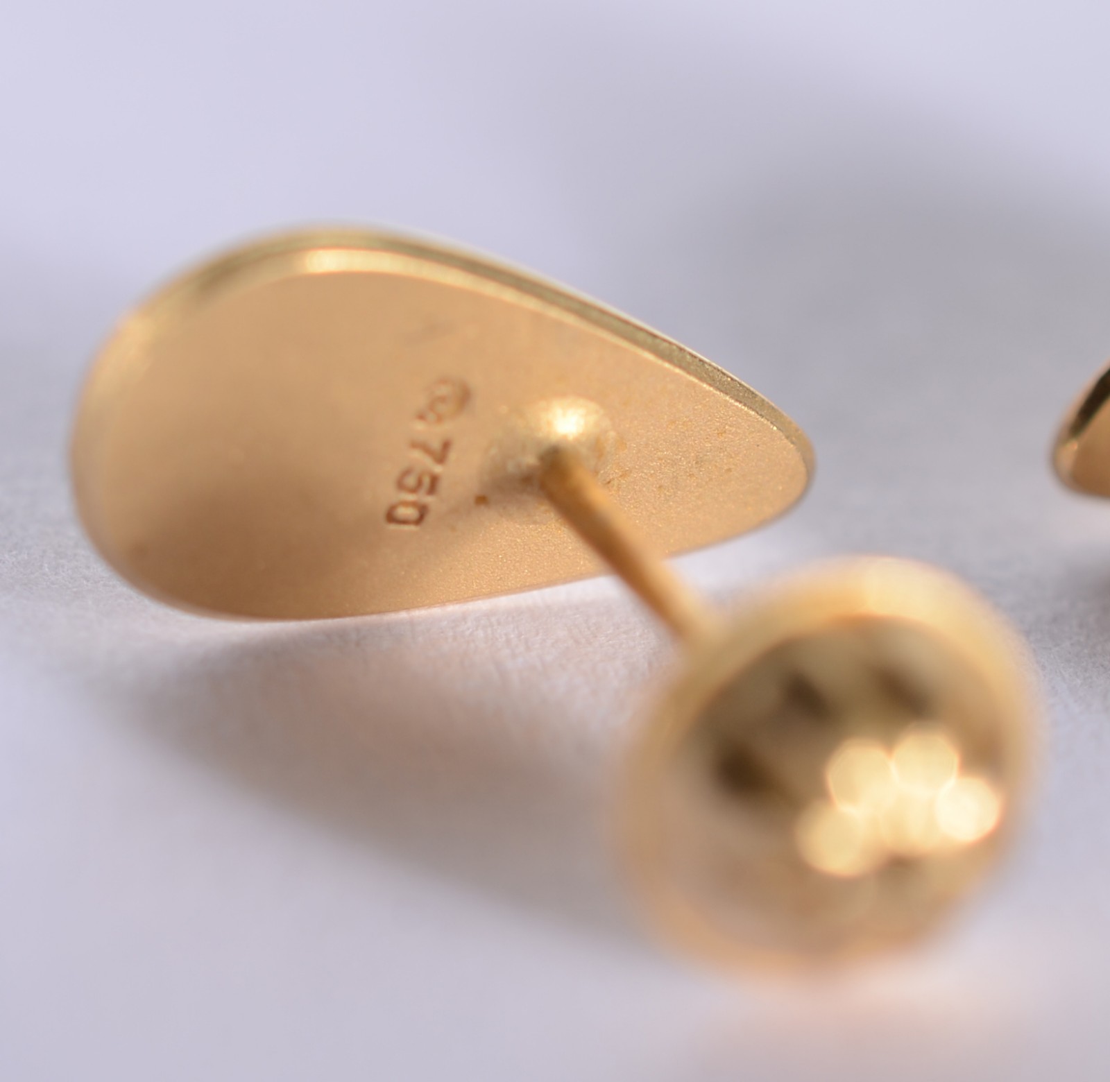 Par de brincos de ouro 18 k., contraste 750 mls feitio gota. (Por... - foto 2 de 5