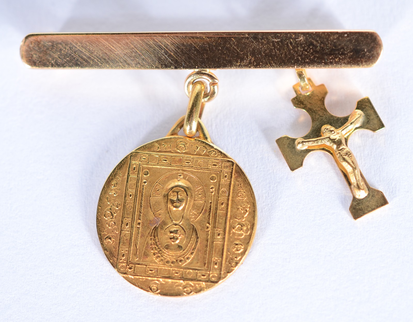 Alfinete de ouro 18 k., com pendentes representando crucifixo com... - foto 1 de 3