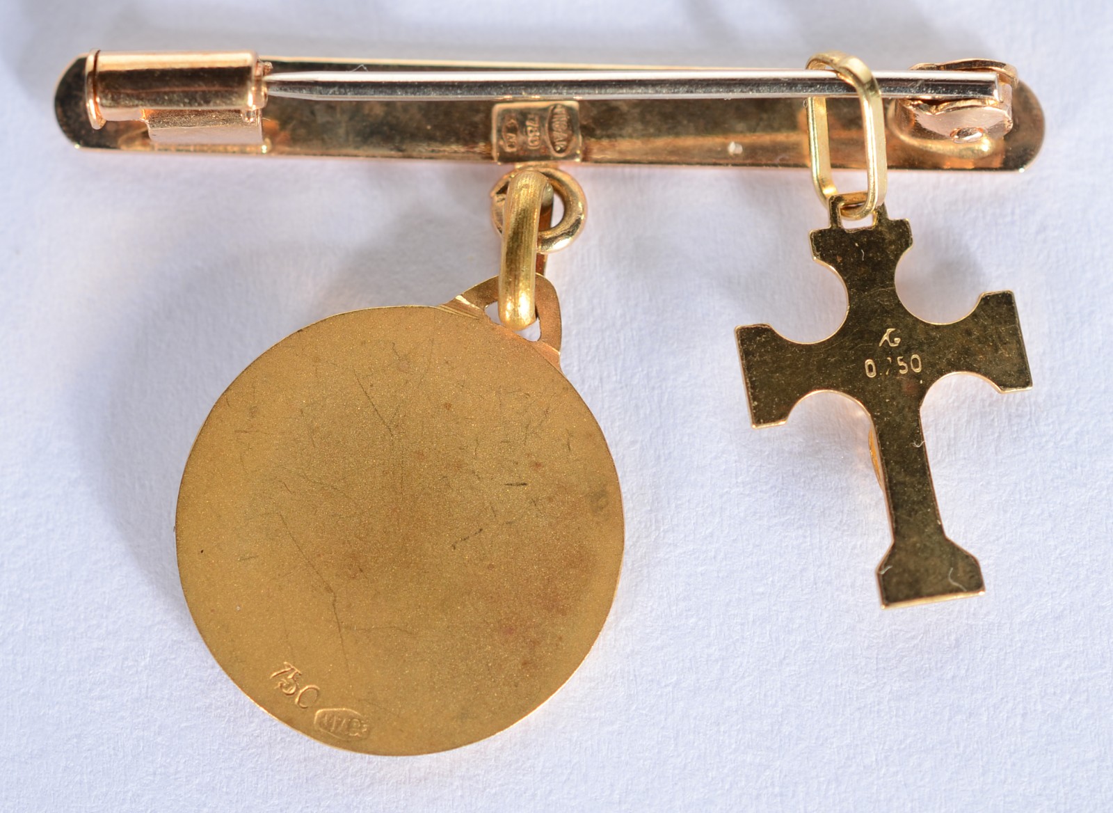 Alfinete de ouro 18 k., com pendentes representando crucifixo com... - foto 2 de 3
