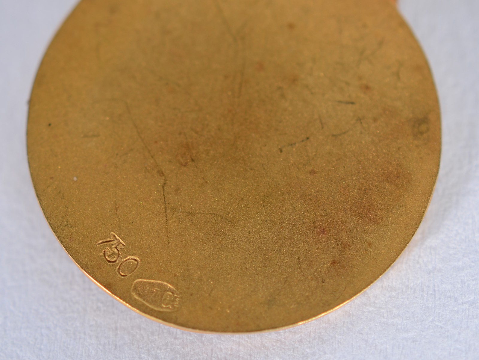 Alfinete de ouro 18 k., com pendentes representando crucifixo com... - foto 3 de 3