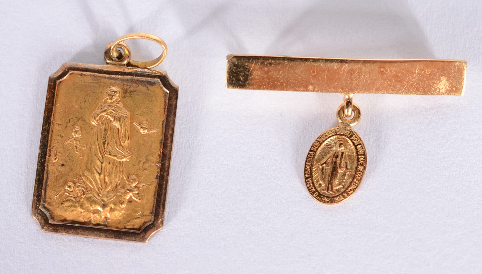 Alfinete de ouro 18 k., com medalha. Acompanha pendente com Nossa... - foto 1 de 5