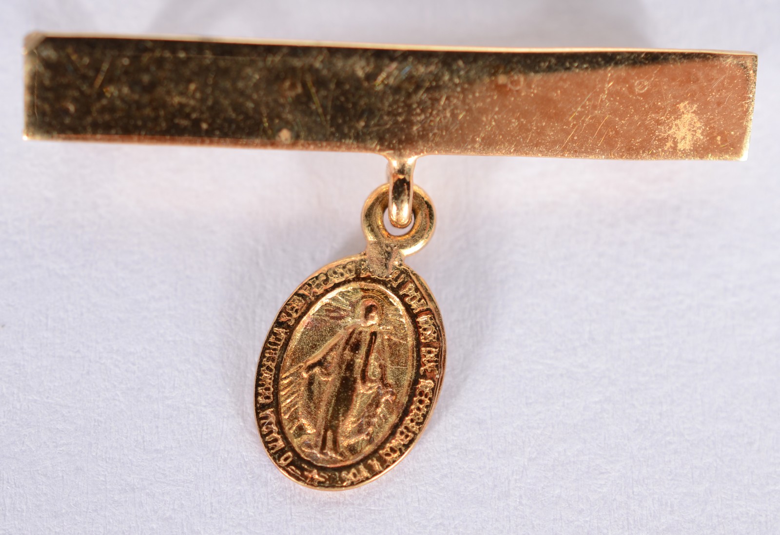 Alfinete de ouro 18 k., com medalha. Acompanha pendente com Nossa... - foto 2 de 5
