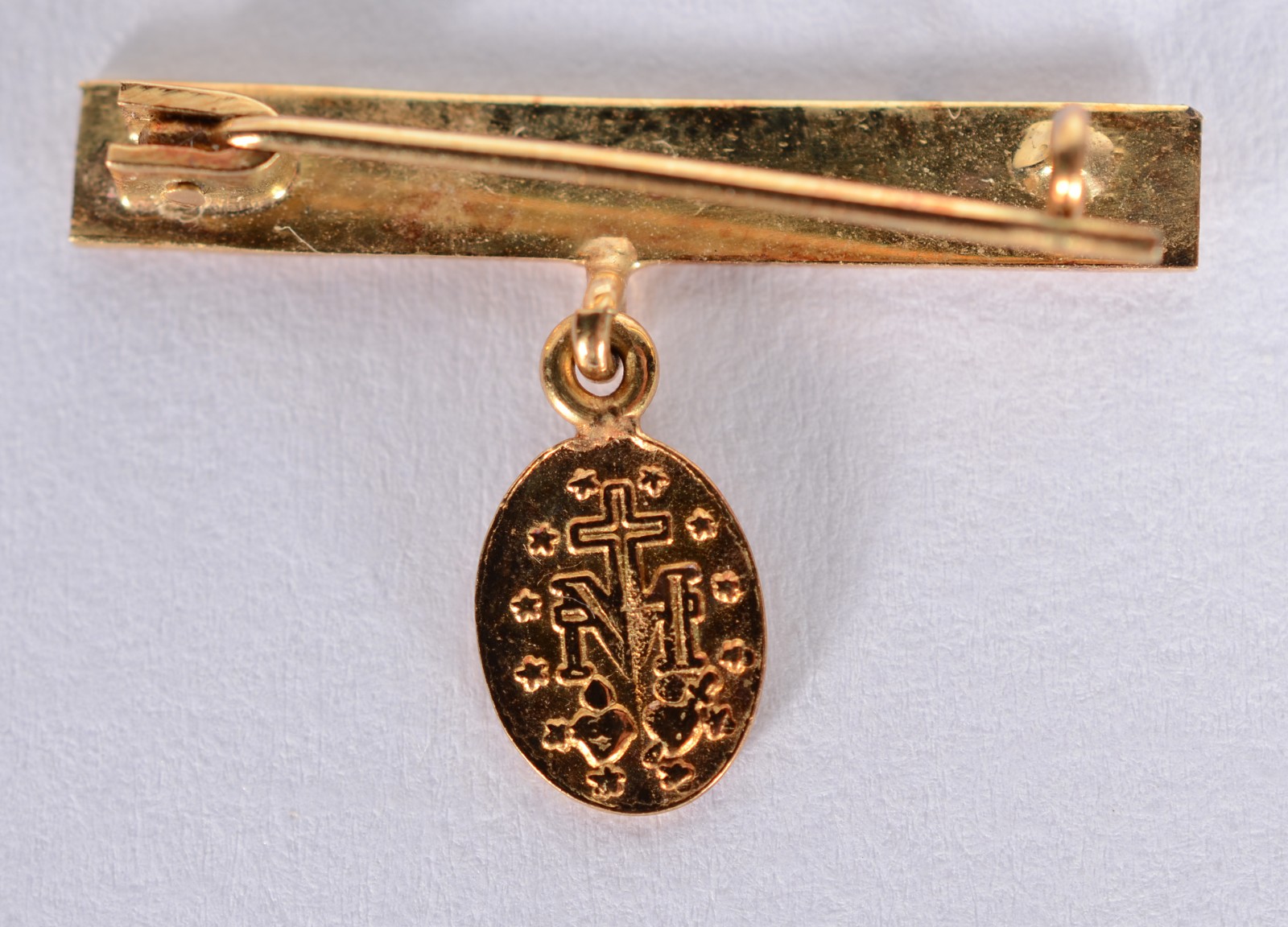 Alfinete de ouro 18 k., com medalha. Acompanha pendente com Nossa... - foto 4 de 5