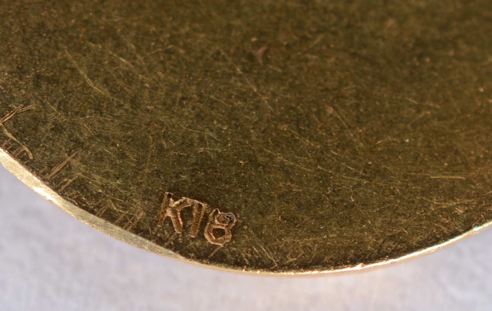 Pendente feitio "medalha - Mater Amabilis" de ouro 18 k. (Por motivos... - foto 3 de 3