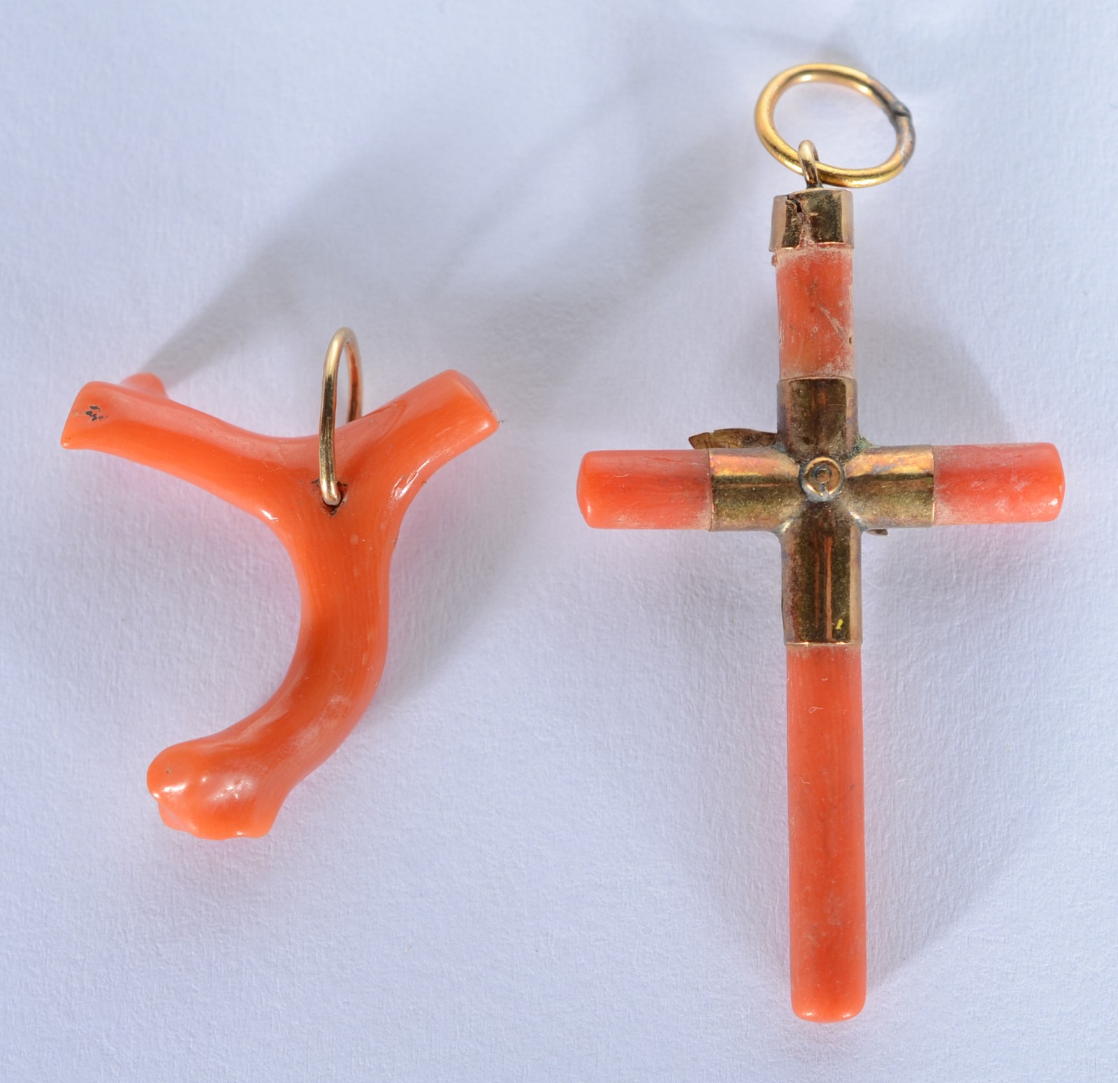 Dois pendentes em pedra coral com detalhes em ouro 18 k. - foto 1 de 5