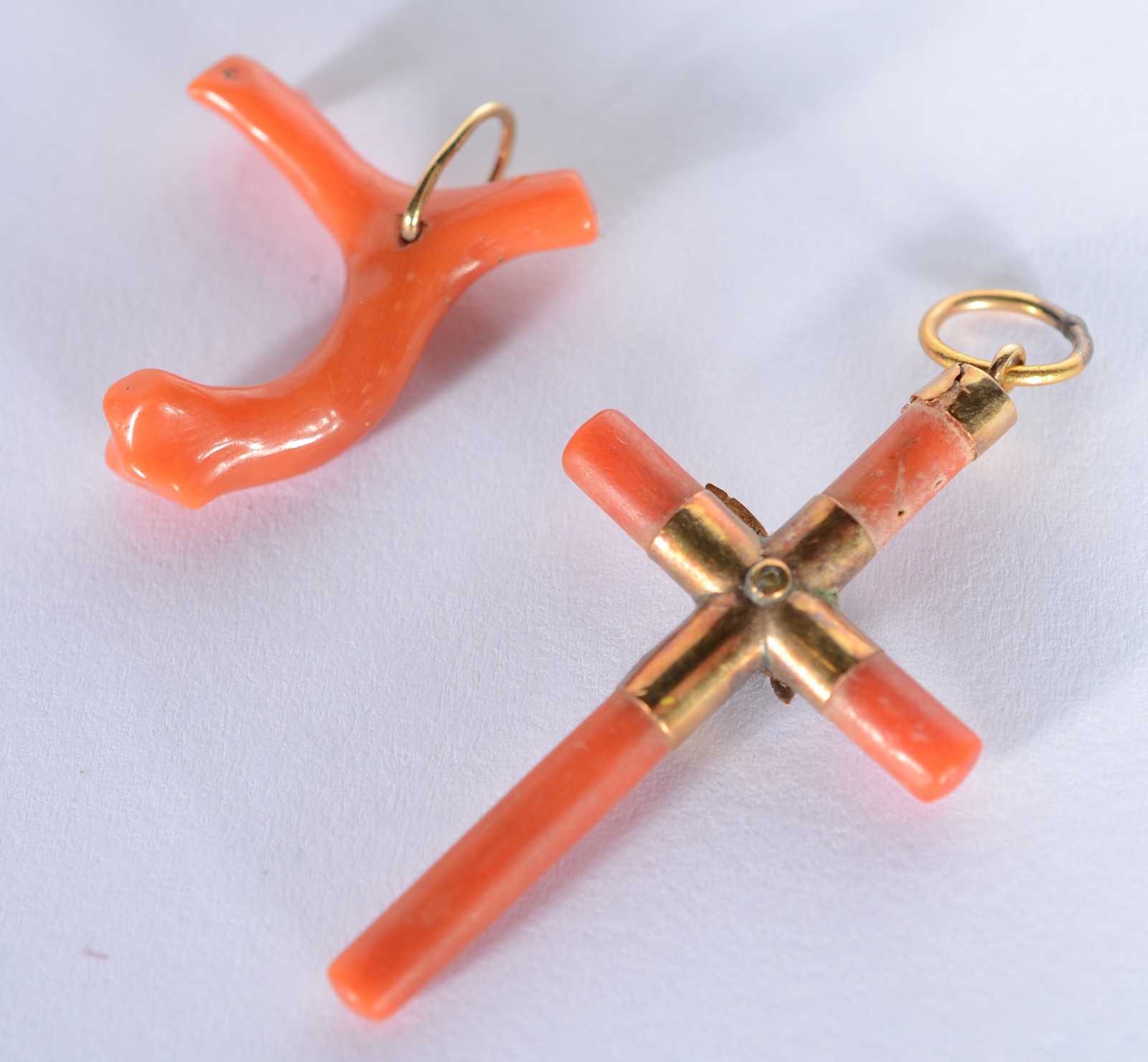 Dois pendentes em pedra coral com detalhes em ouro 18 k. - foto 2 de 5