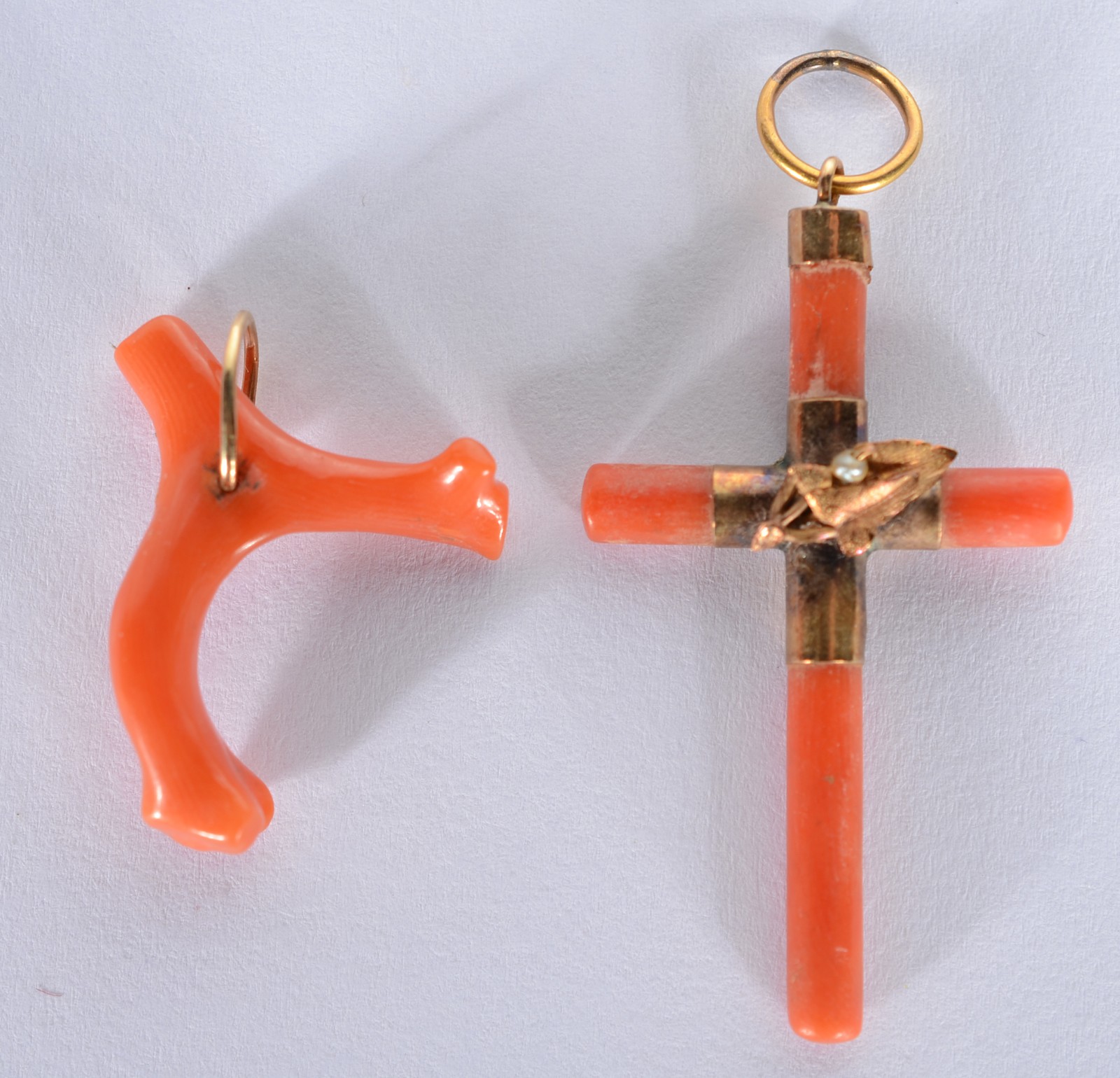 Dois pendentes em pedra coral com detalhes em ouro 18 k. - foto 3 de 5