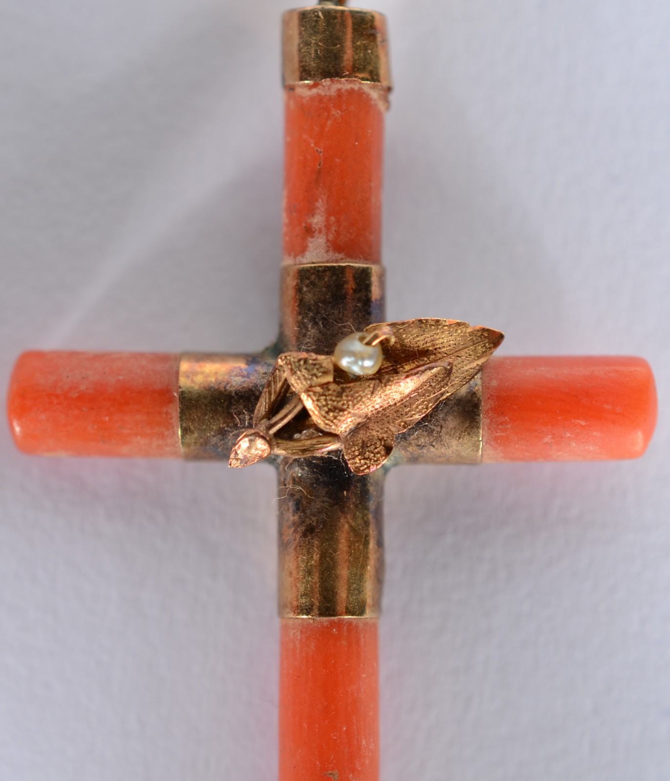 Dois pendentes em pedra coral com detalhes em ouro 18 k. - foto 4 de 5