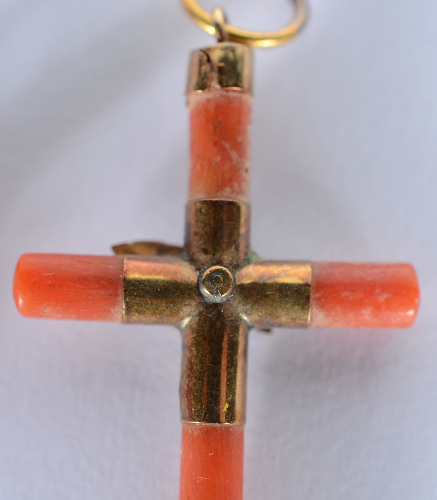 Dois pendentes em pedra coral com detalhes em ouro 18 k. - foto 5 de 5