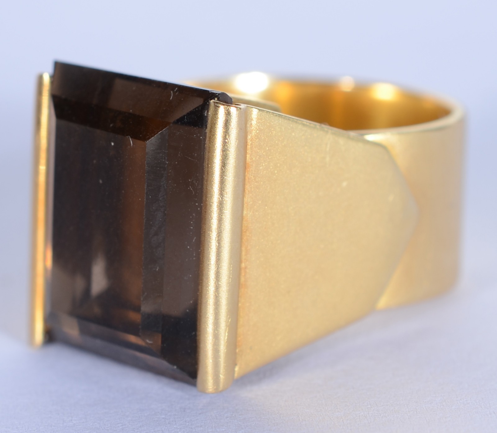 Anel de ouro 18 k., com pedra brasileira lapidada, aro 16. (Por... - foto 1 de 6